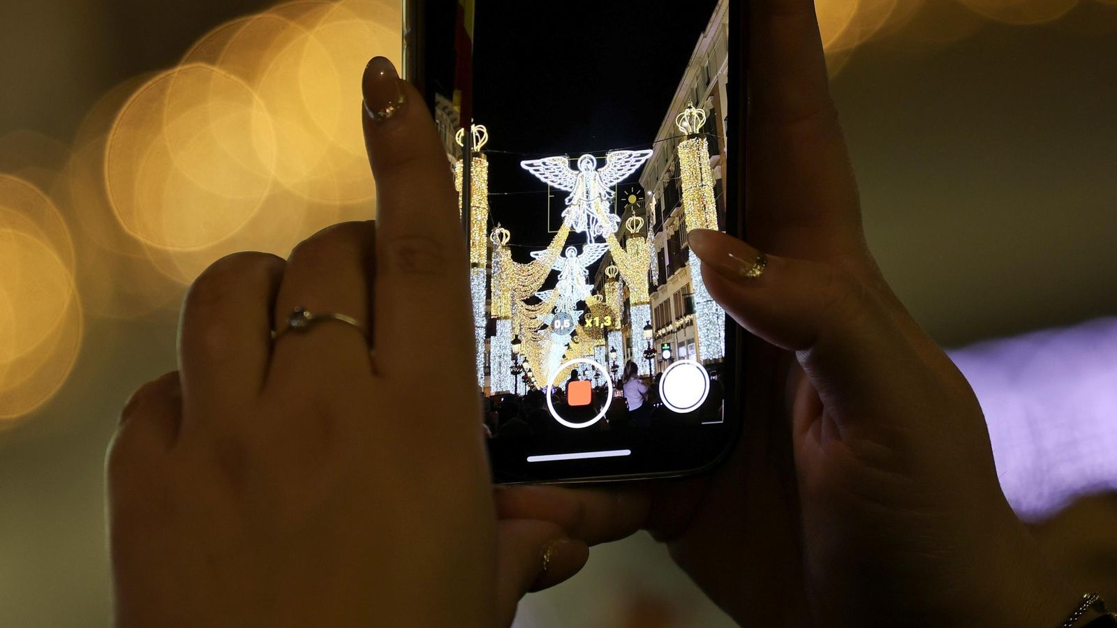 Miles de personas se congregaron para ver el encendido.