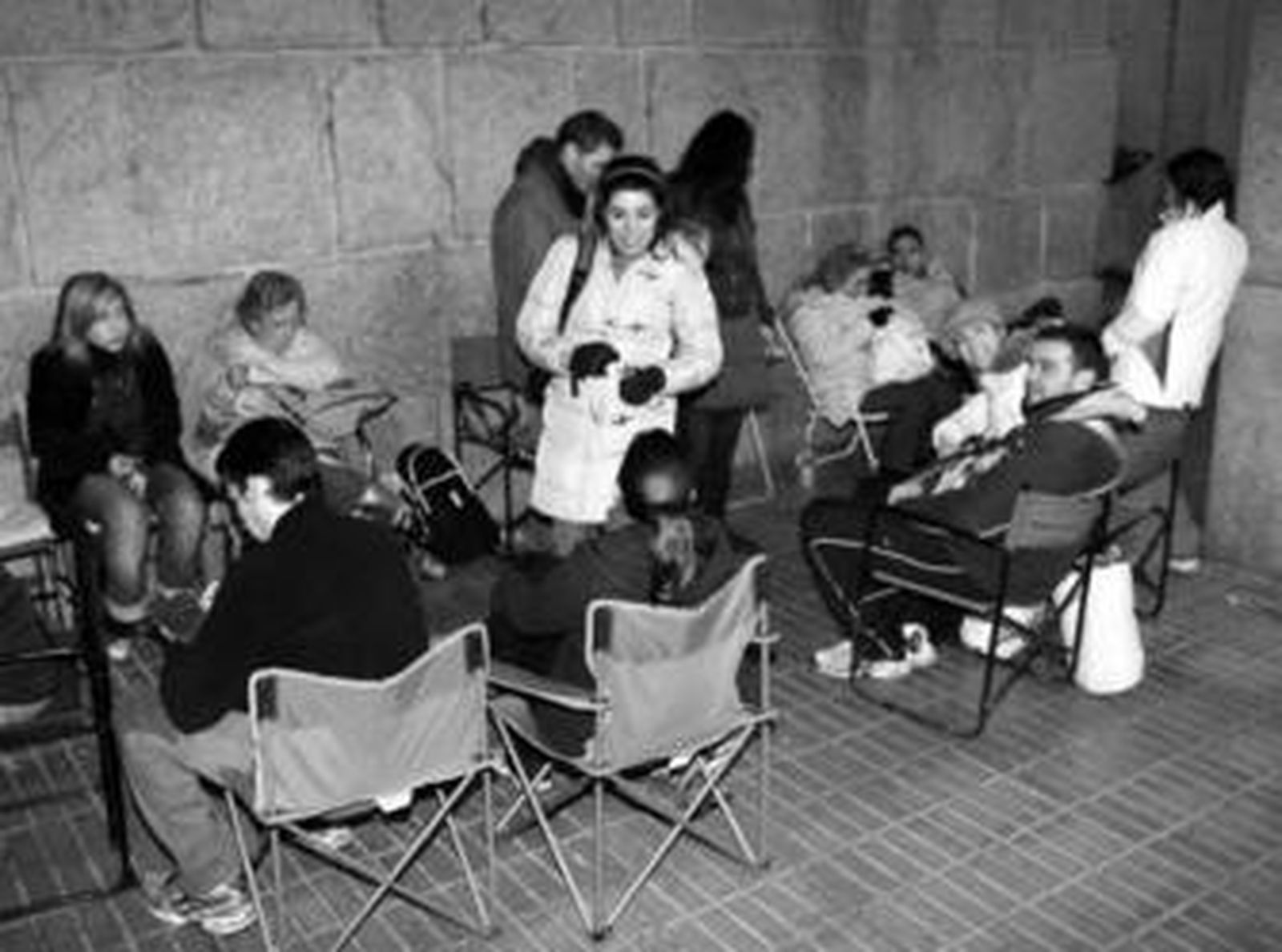 Cola formada en la puerta del Ayuntamiento en la noche del jueves.