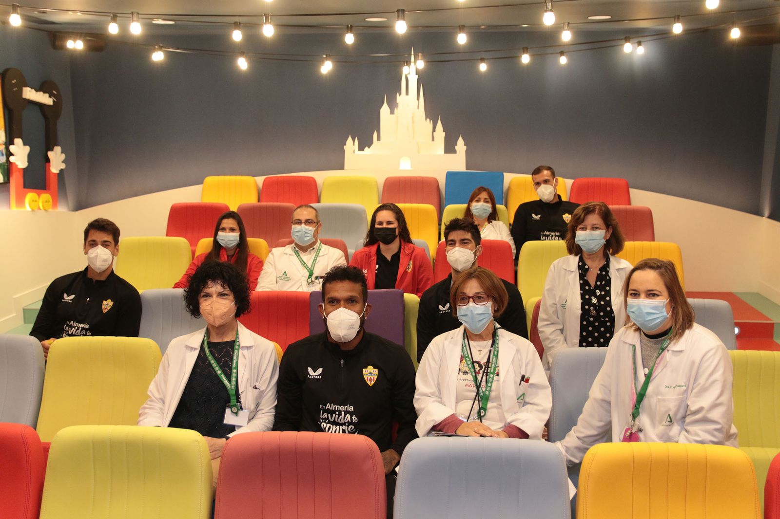 Los Reyes Magos de la UD Almería entregan sus regalos a los niños hospitalizados de Torrecárdenas