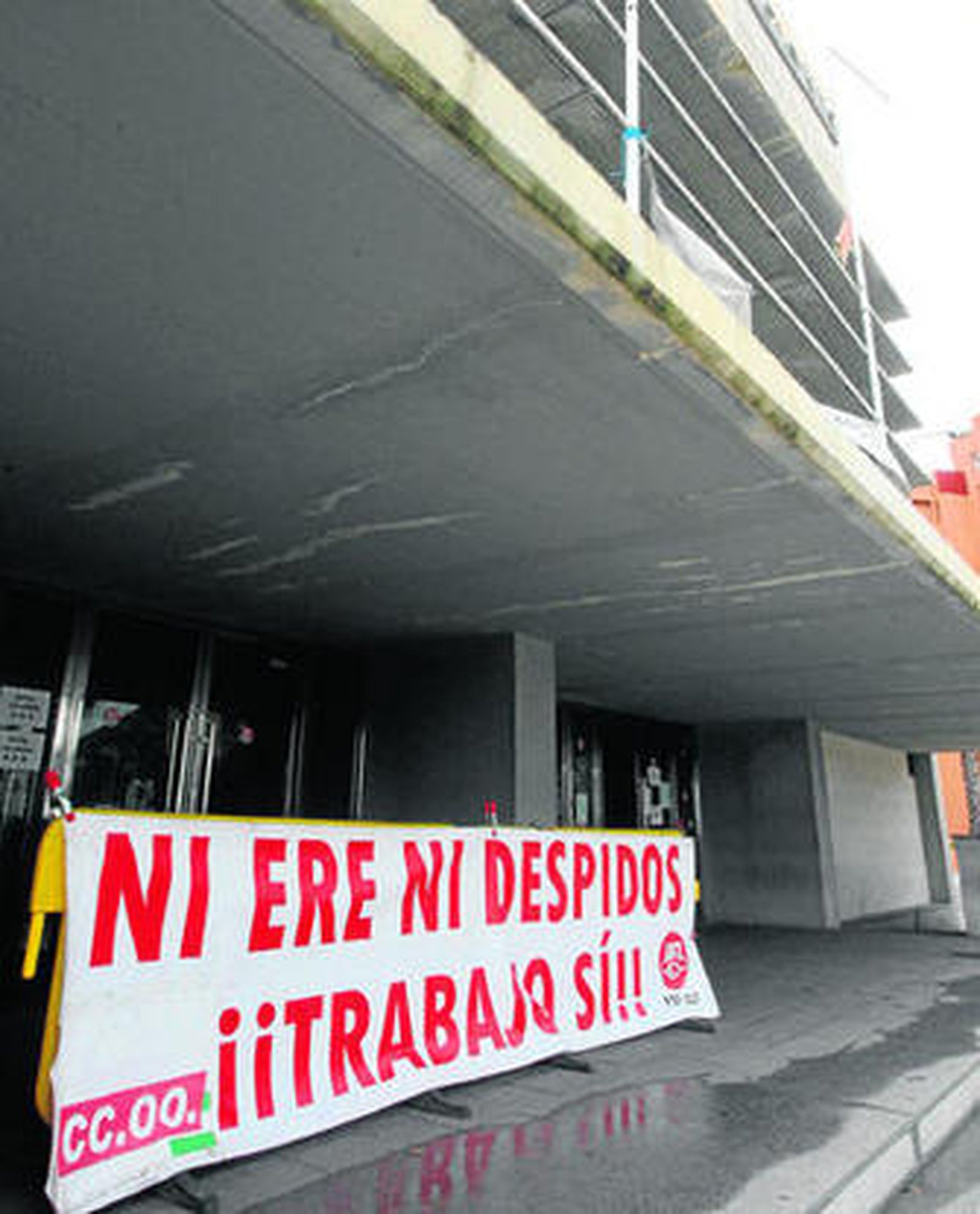 Pancarta contra el ERE colocada por CCOO y UGT ante el Palacio de Congresos.