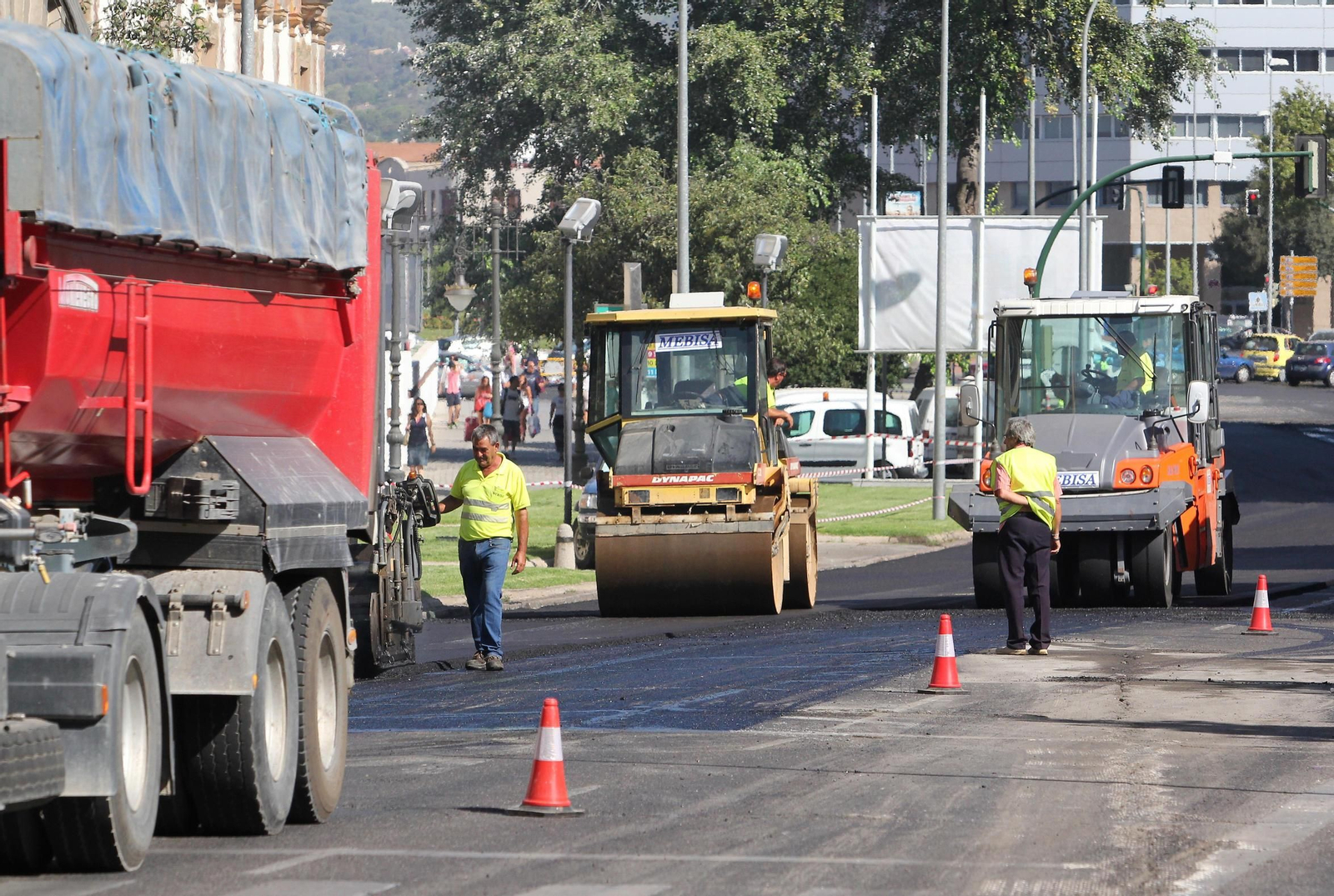 Trabajos de asfaltado de una calle en Córdoba capital.