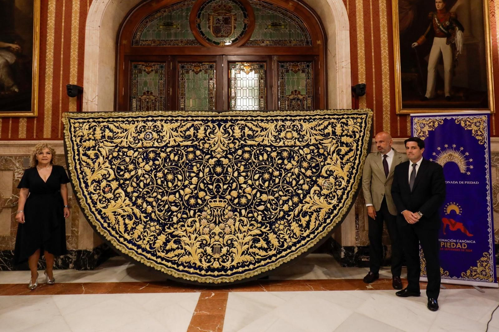 La donante, Manuel Alés y Luis Fernando Rodríguez, hermano mayor, en el acto de presentación
