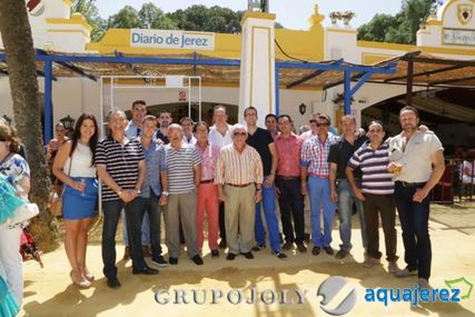 Marisa López posa en la puerta de la caseta del Diario junto a un numeroso grupo de trabajadores del grupo Félix Moreno.

Foto: Manuel Aranda