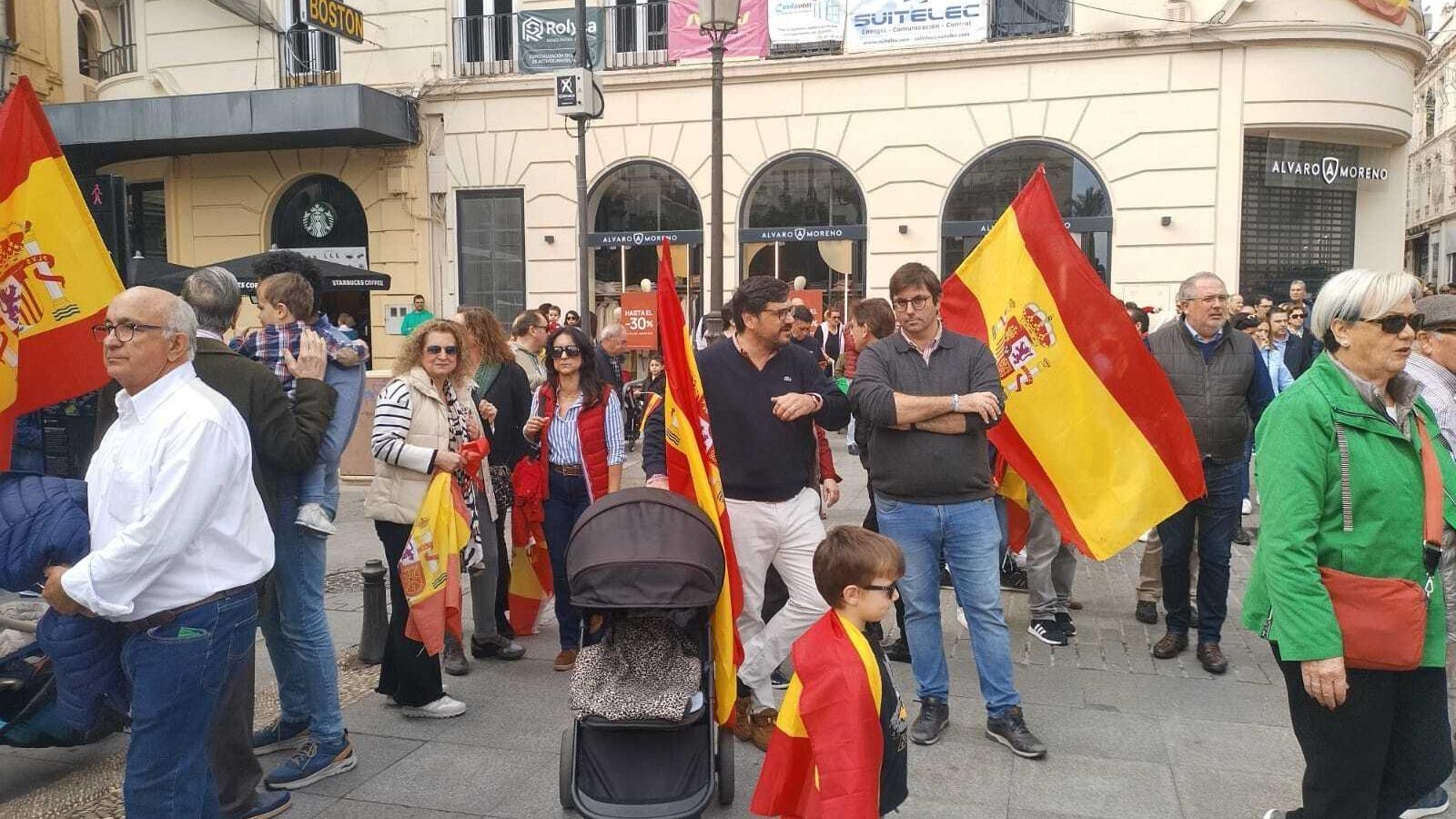 Varias personas esperan al inicio de la protesta.
