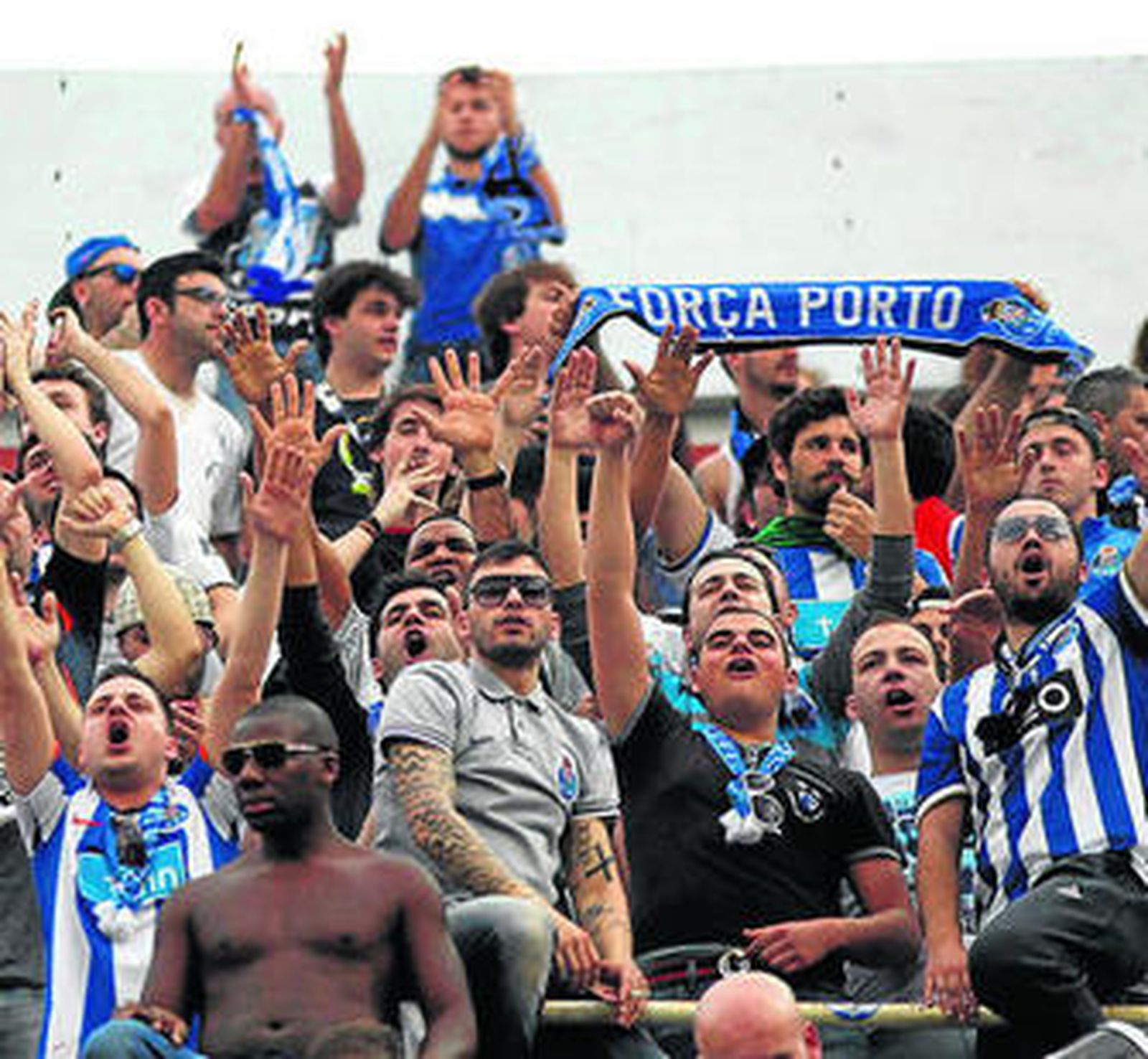 Aficionados del Oporto en la grada antes del choque.