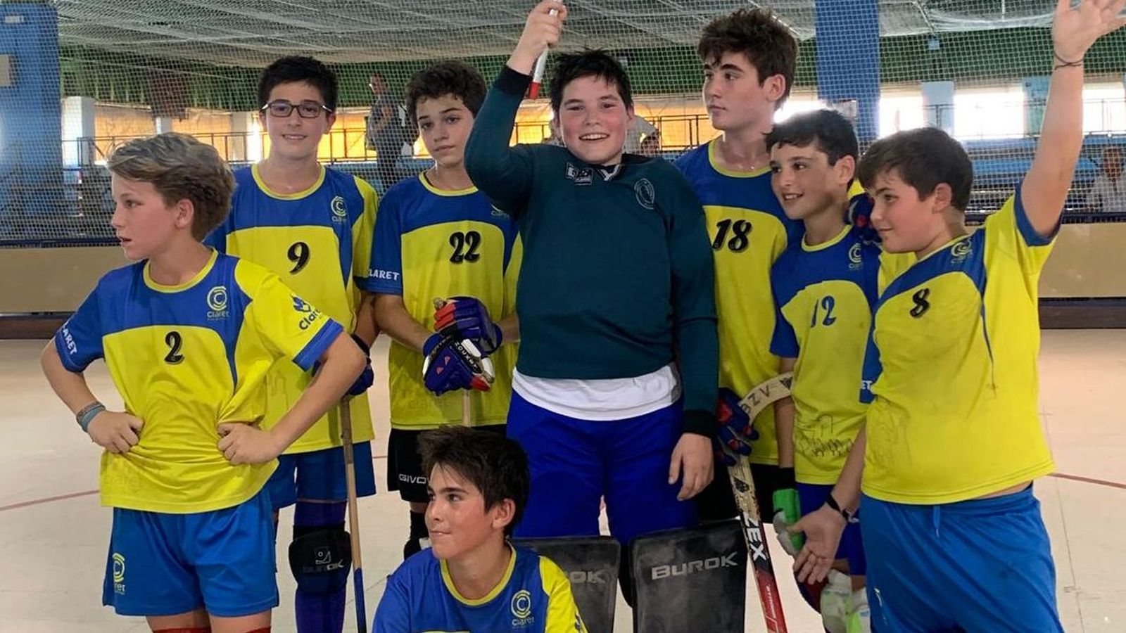 Los jugadores del alevín del CD Claret lo celebran tras proclamarse campeones de la Copa de Andalucía