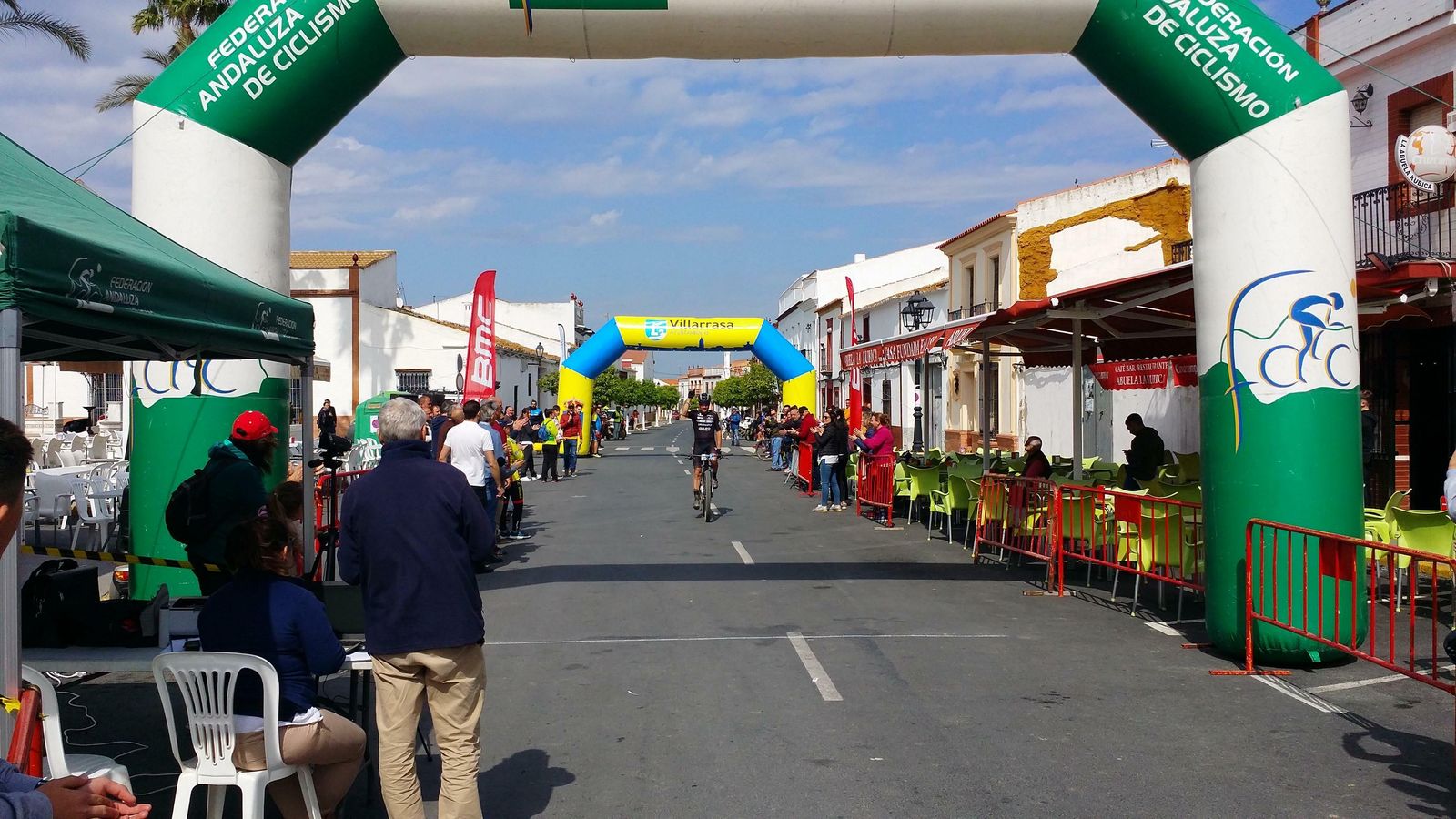 Javier Ramírez Abeja entra vencedor en la meta de Villarrasa.