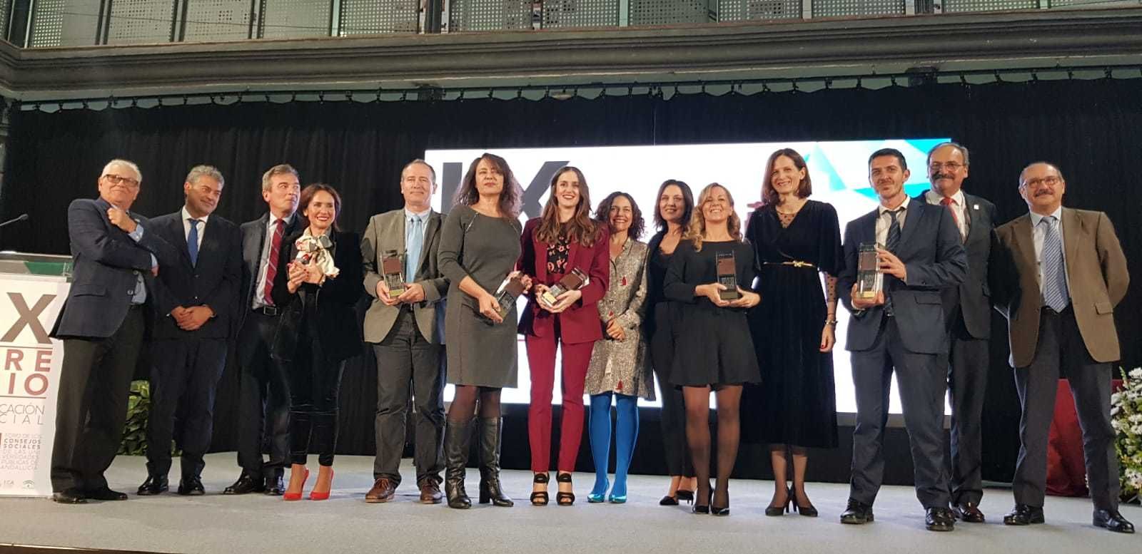 Foto de familia de los premiados en el patio del Aulario La Bomba.