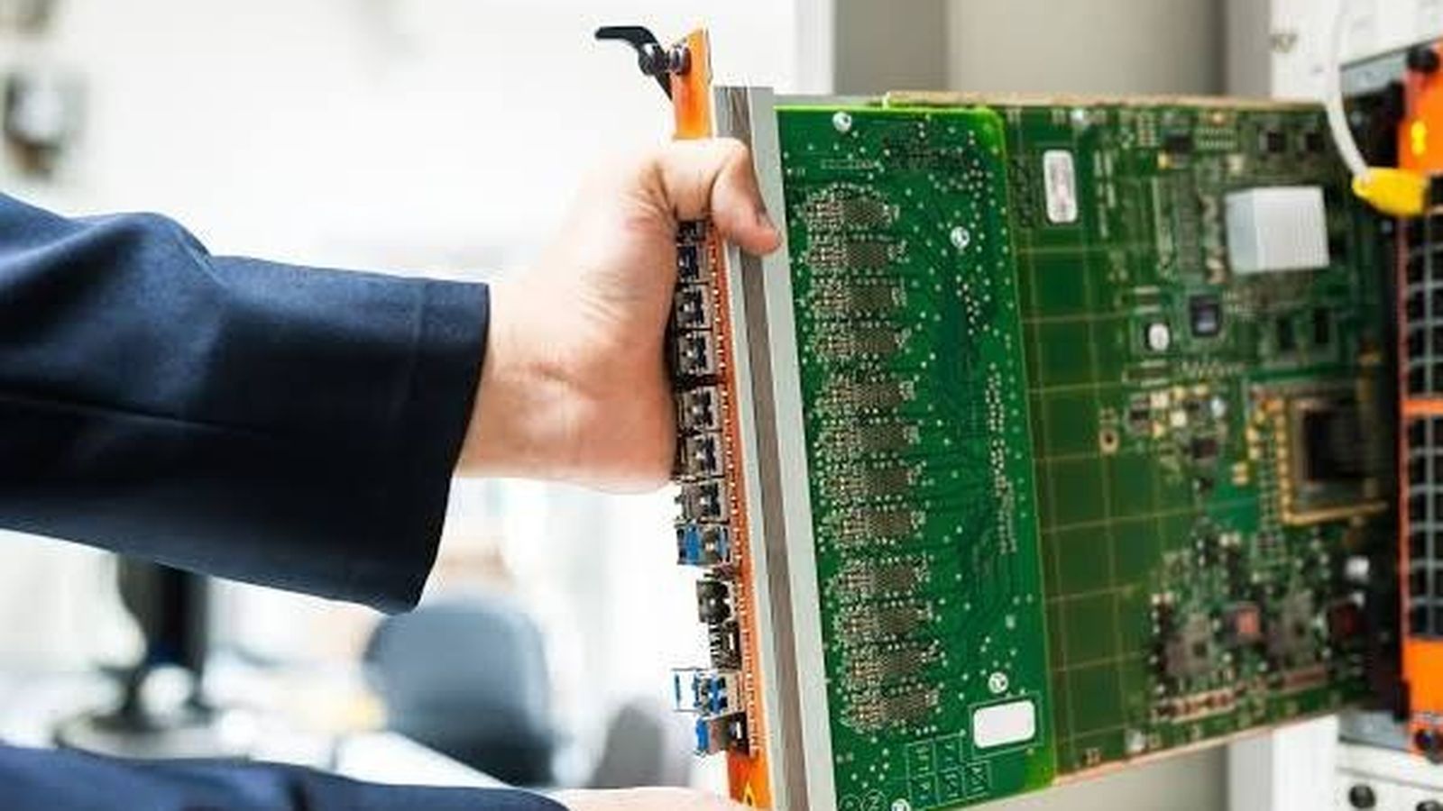 Ordenador industrial como el que funciona en un sistema LZB