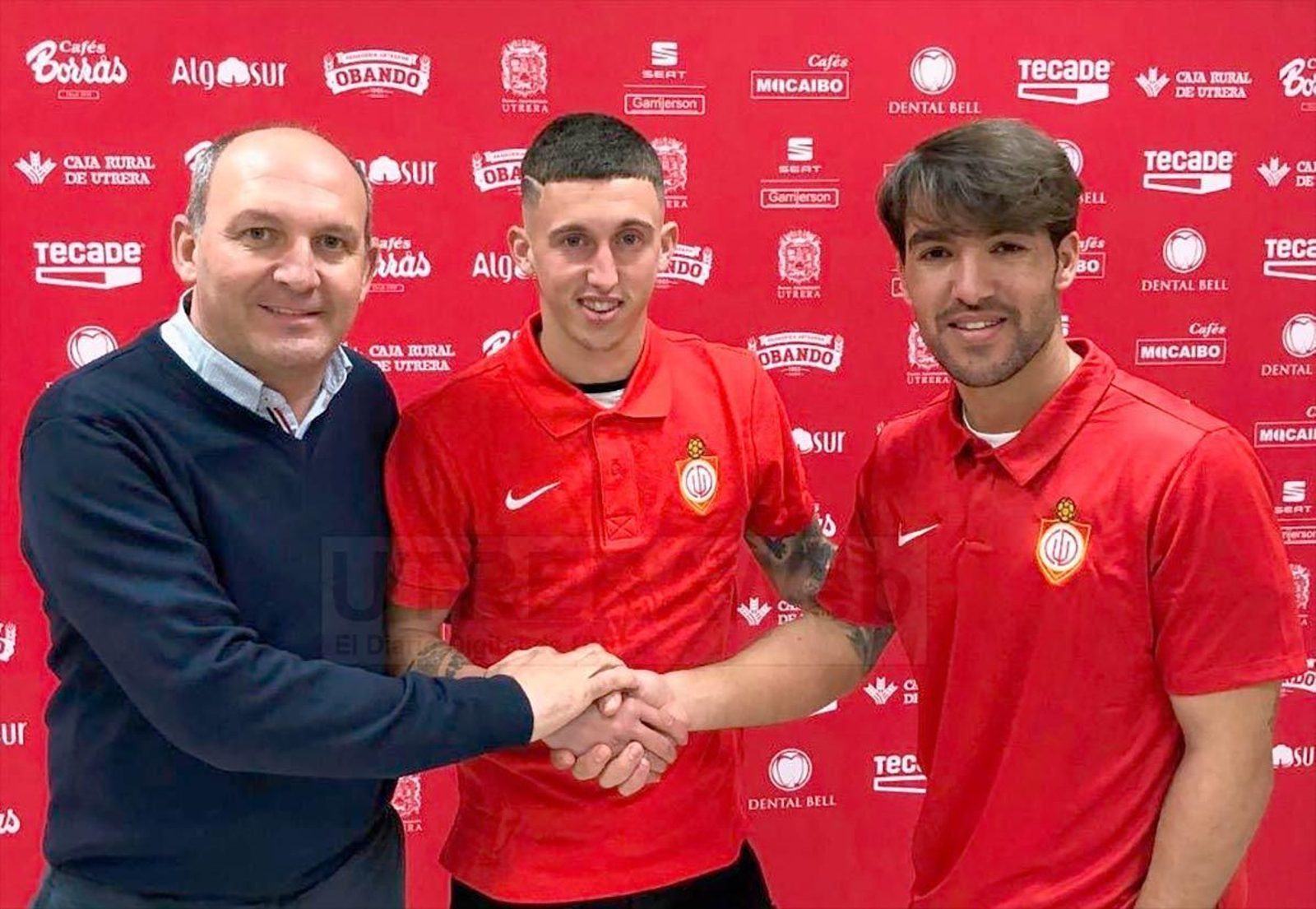 David Segura junto con el presidente del CD Utrera, Antonio Camino, y el director técnico, Israel Bascón