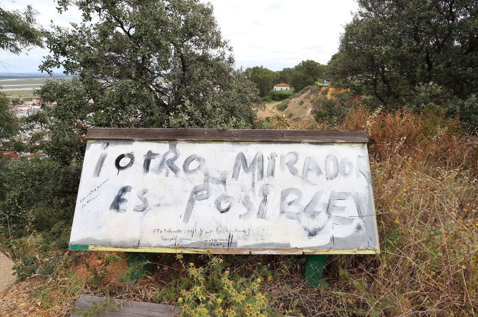 Imágenes de la suciedad, deterioro y abandono de los miradores del Conquero