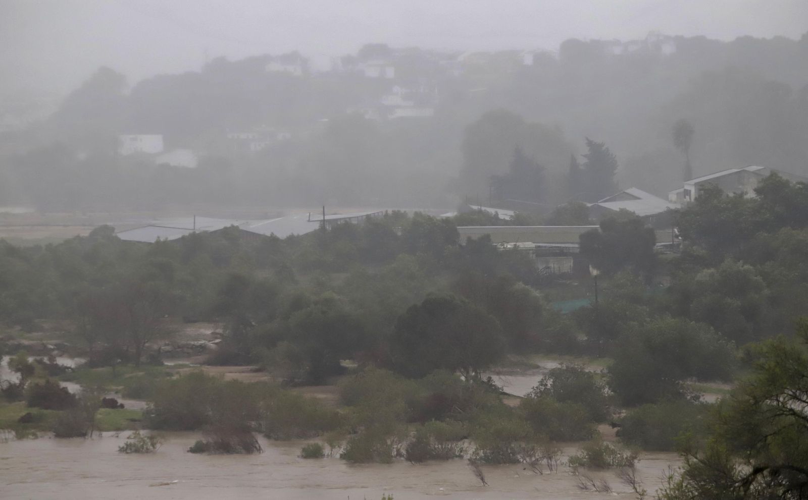 Fotos del temporal de lluvia y viento por la borrasca Kristin en Jimena de la Frontera, San Pablo de Buceite y San Martín del Tesorillo