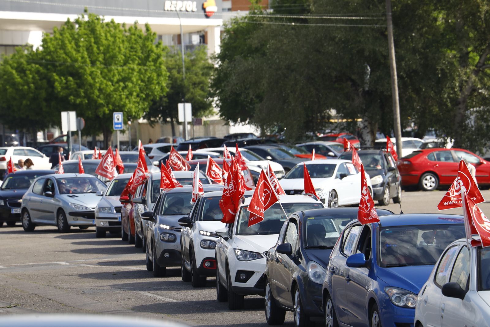 La caravana de coches de UGT en apoyo a las trabajadoras de ayuda a domicilio de Córdoba, en imágenes