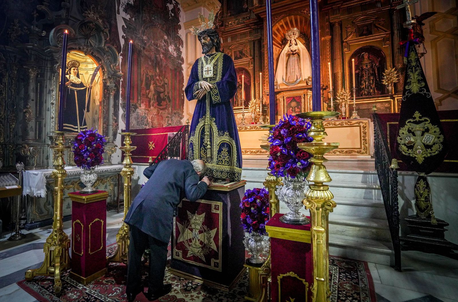 Imágenes del primer viernes de marzo de tradicionales besapiés y besamanos