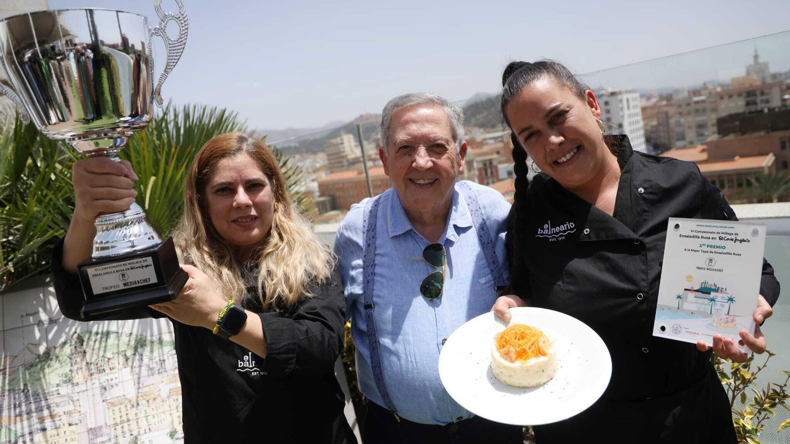 Los ganadores del primer premio en el sexto Concurso de la Mejor Ensaladilla Rusa de Málaga.