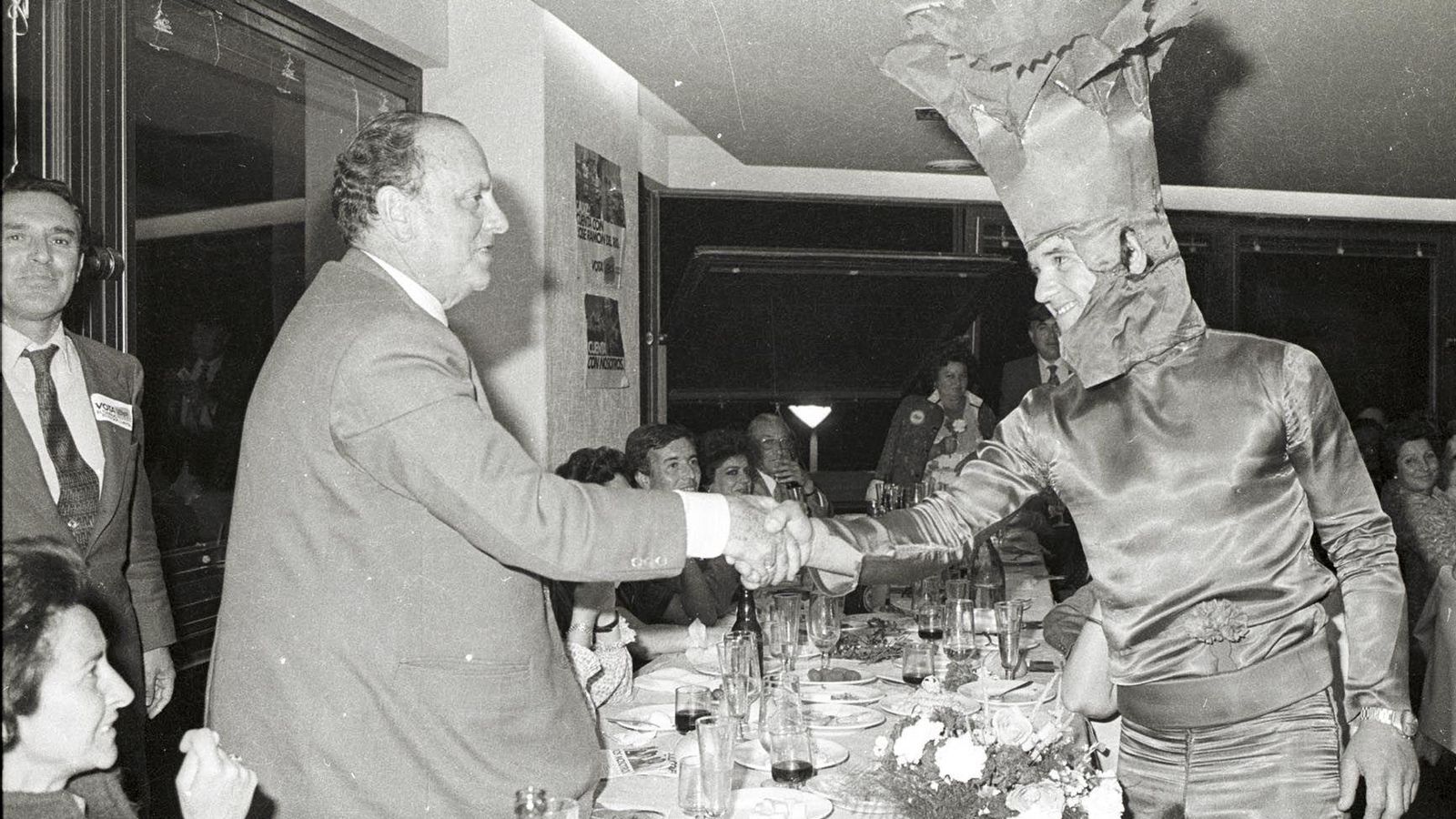 Manuel Fraga saluda a un comparsista de 'Claveles' en una cena en el Carnaval 82.