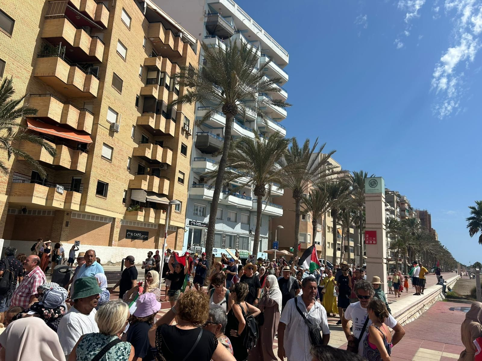 La manifestación de Almería y sus barrios contra el genocidio en Palestina, en imágenes