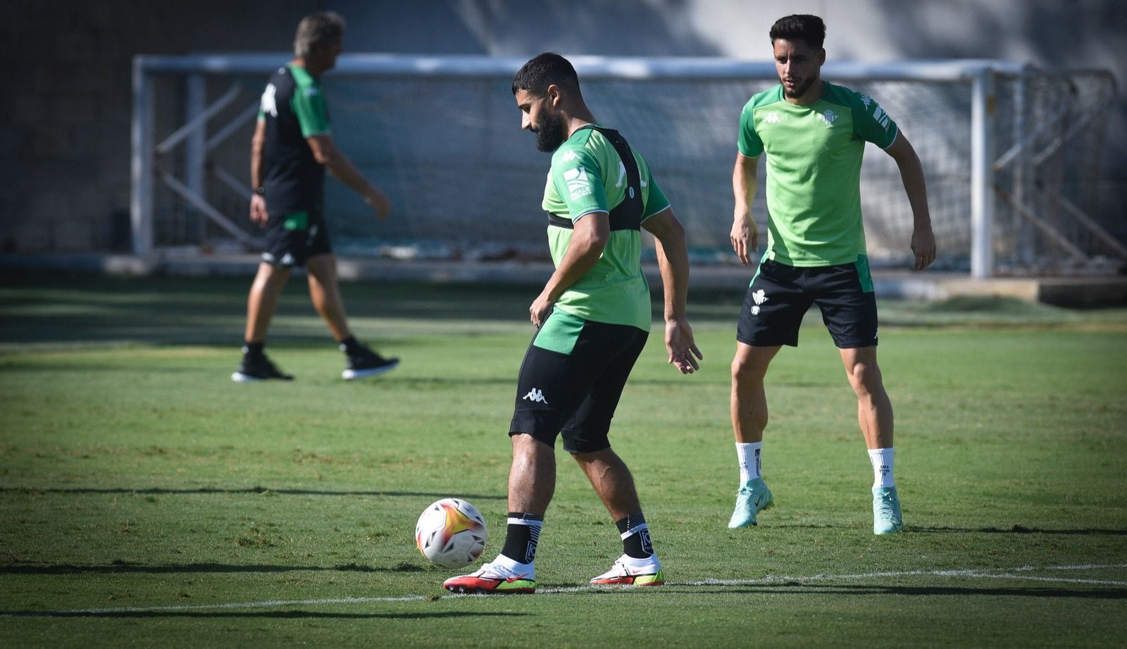 Nabil Fekir controla el balón ante Álex Moreno.
