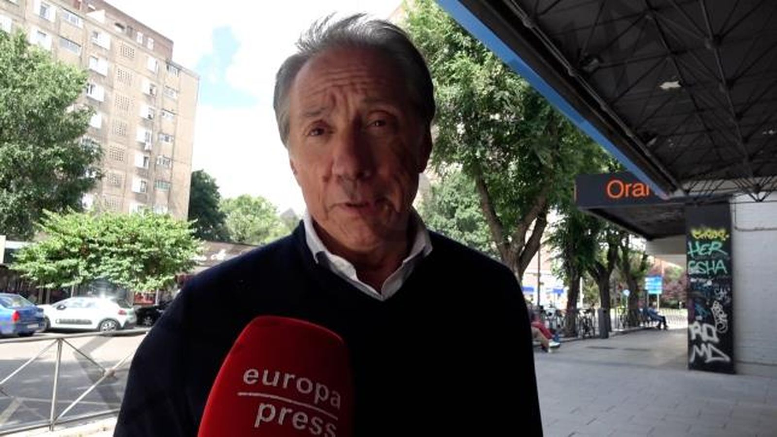 Alejandro Rubio contesta a las preguntas de los medios de comunicación sobre el embarazo de su hija.