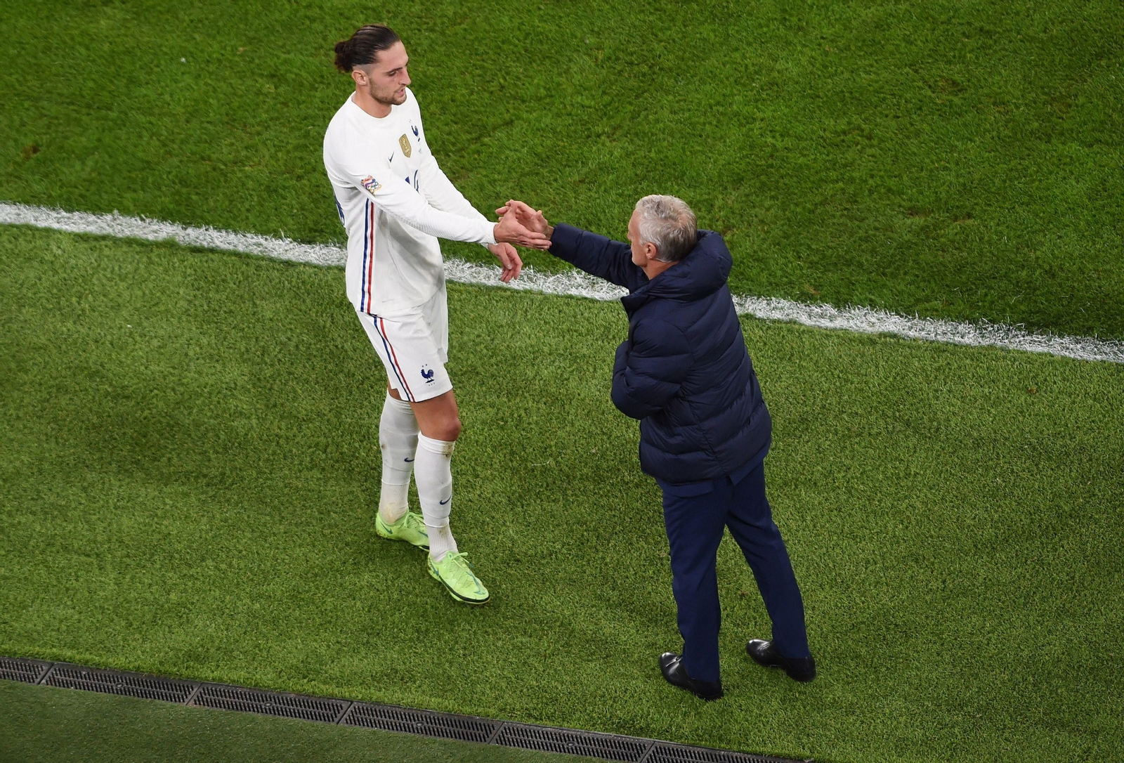 Rabiot saluda a Deschamps al ser sustituido ante Bélgica