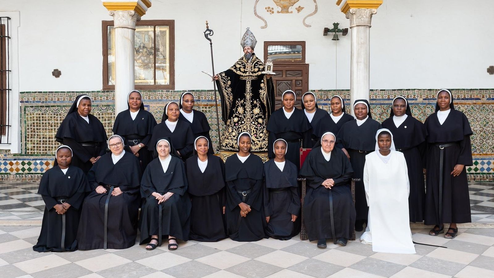 Las religiosas ante su patrón.