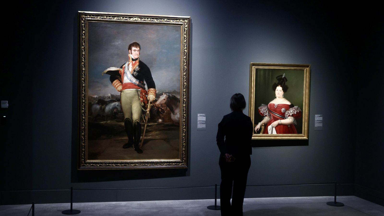 Una visitante delante de la obra ‘Fernando VII en un campamento’, de Goya.