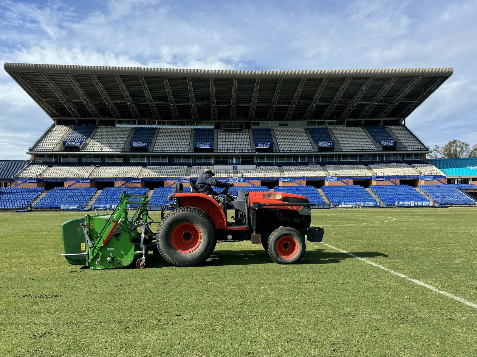 Un operario trabajando el césped del Nuevo Colombino.