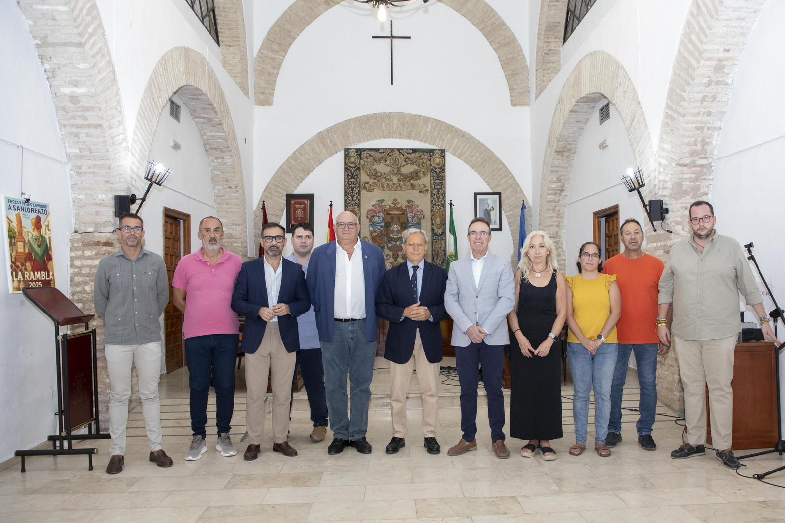 Dirigentes institucionales con miembros de la Asociación de Artesanos Alfareros de La Rambla.