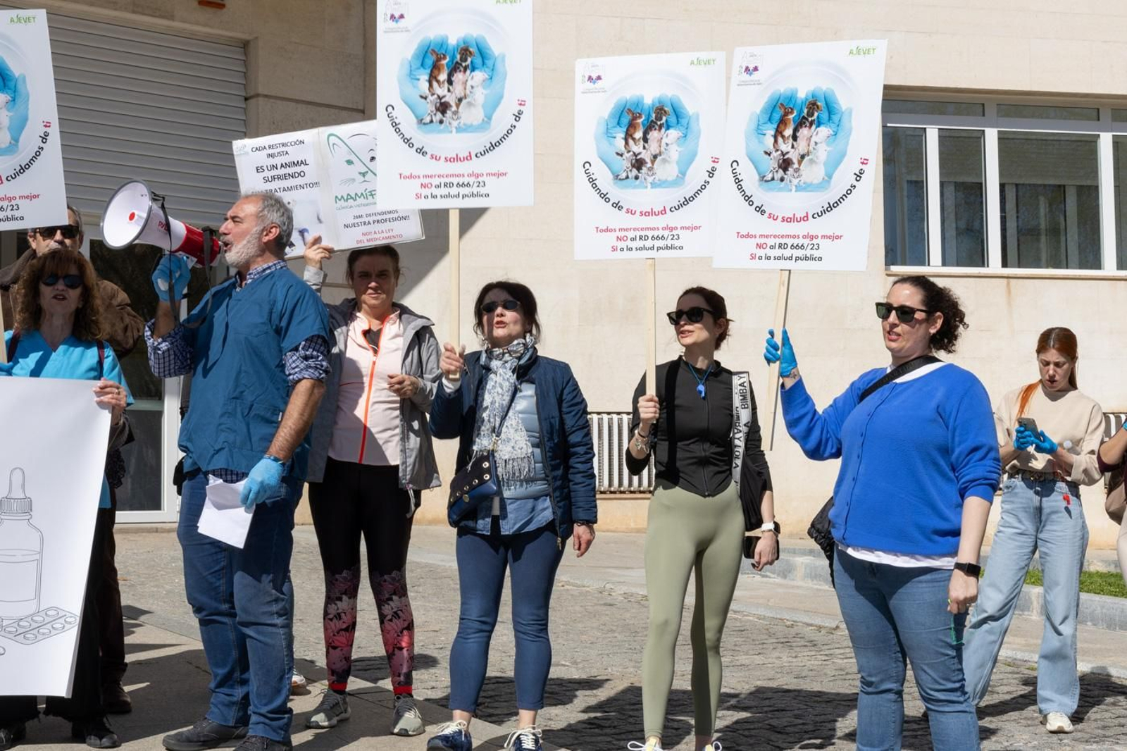 Concentración de veterinarios en protesta contra el real decreto 666/2023