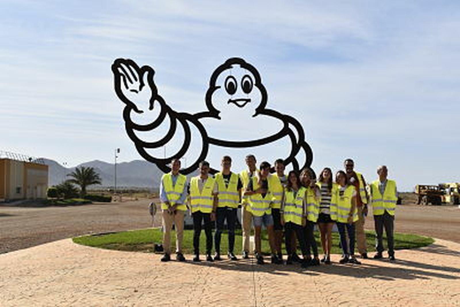 Alumnos del Colegio Nuestra Señora de Lourdes, de Valladolid en la sede de Michelín.