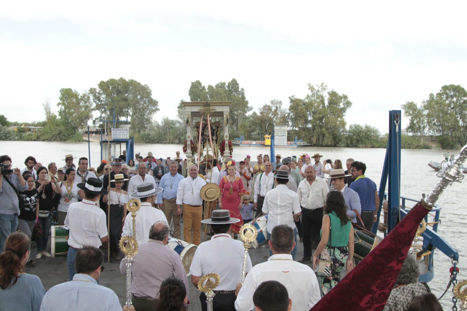 Hermandades cruzando el río Guadalquivir por Coria, en imágenes