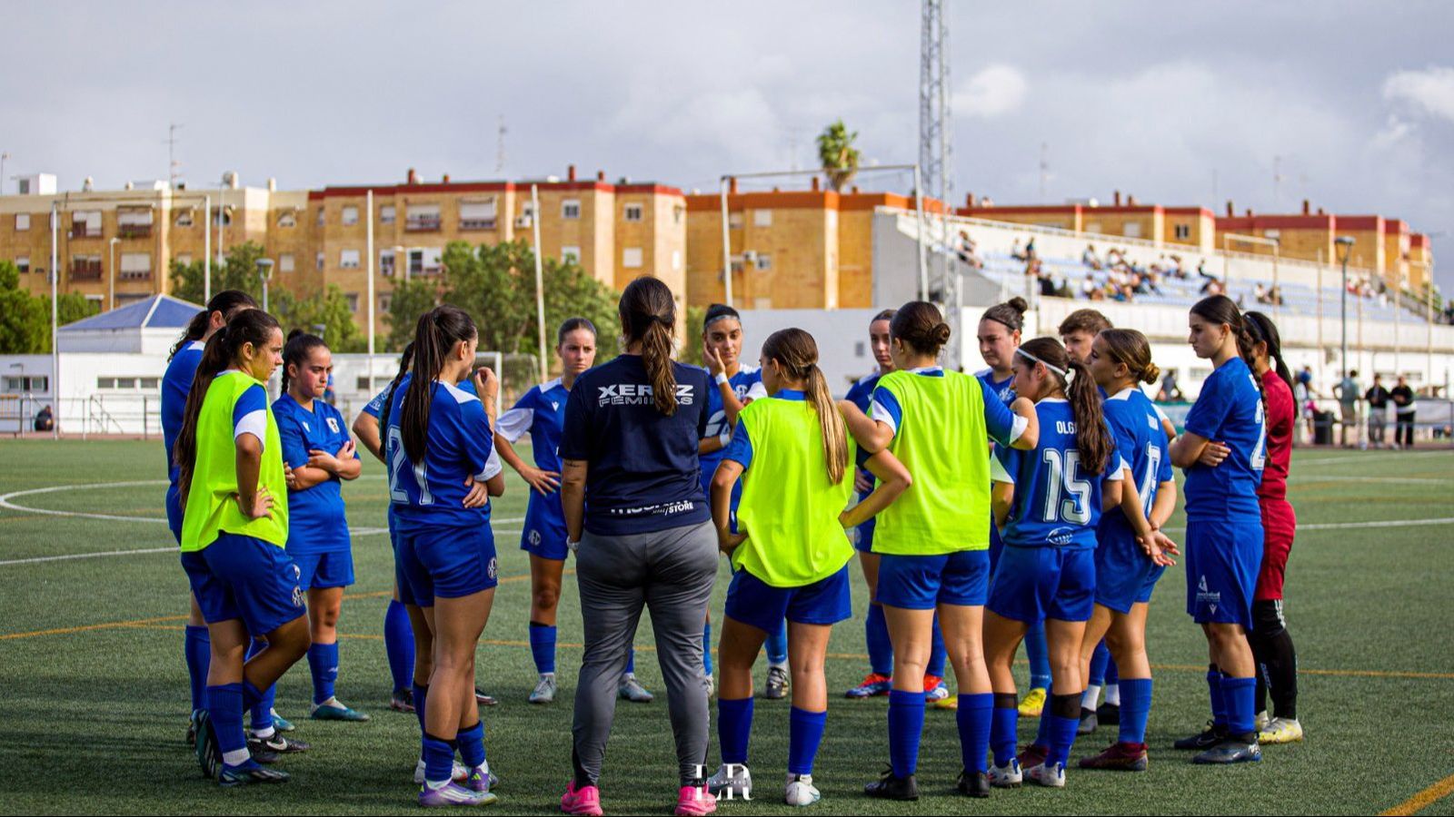 Anna Zamudio conversa con sus jugadoras en un entrenamiento en el campo de La Granja.