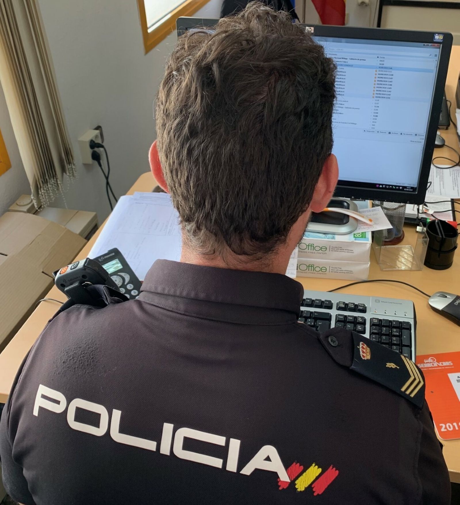 Un policía nacional en el transcurso de una investigación