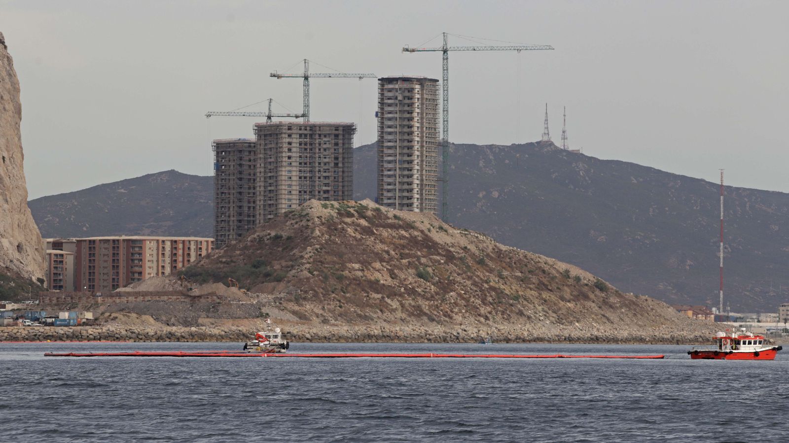 Fotos del buque hundido en Gibraltar y vertido en la playa de Poniente de La Línea