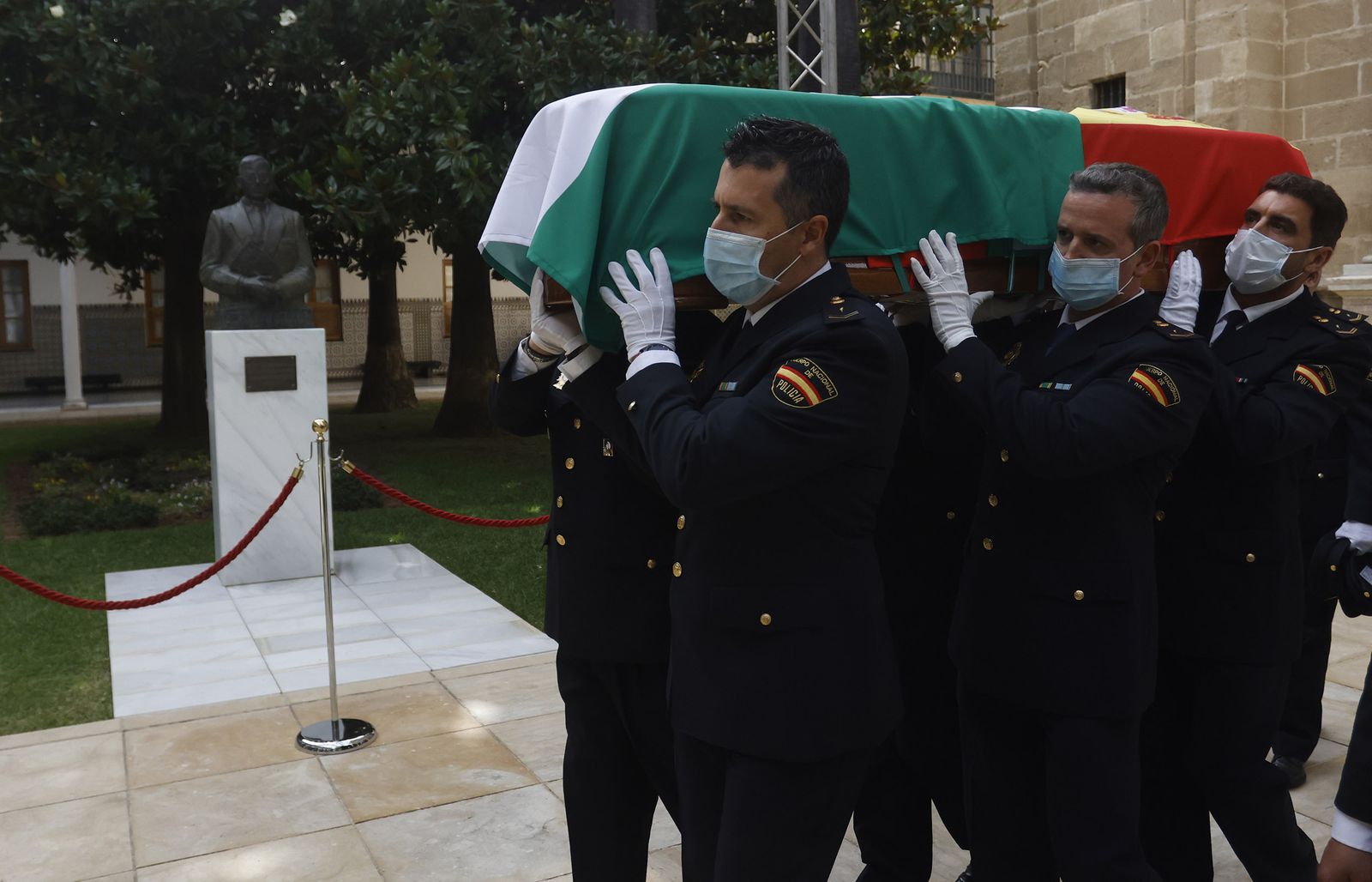 Las imágenes de la capilla ardiente de Manuel Clavero en el Parlamento de Andalucía