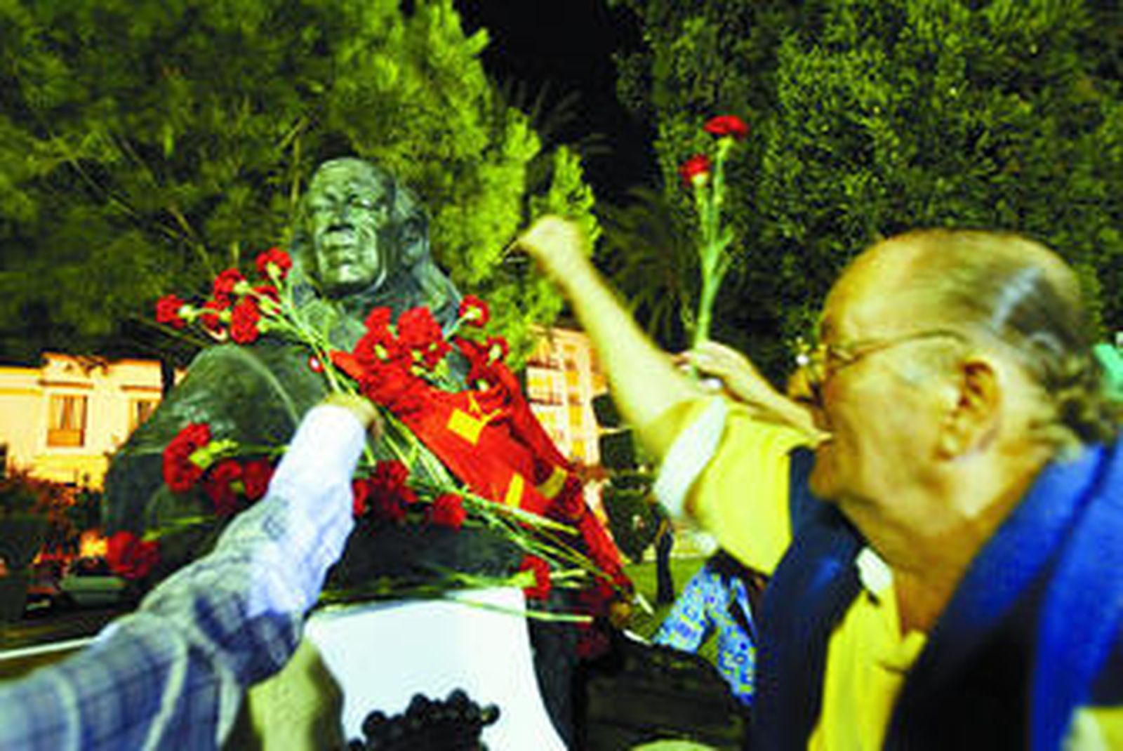 Una imagen del acto celebrado en la tarde de ayer en la plaza del Polvorista, junto al busto de Rafael Alberti.
