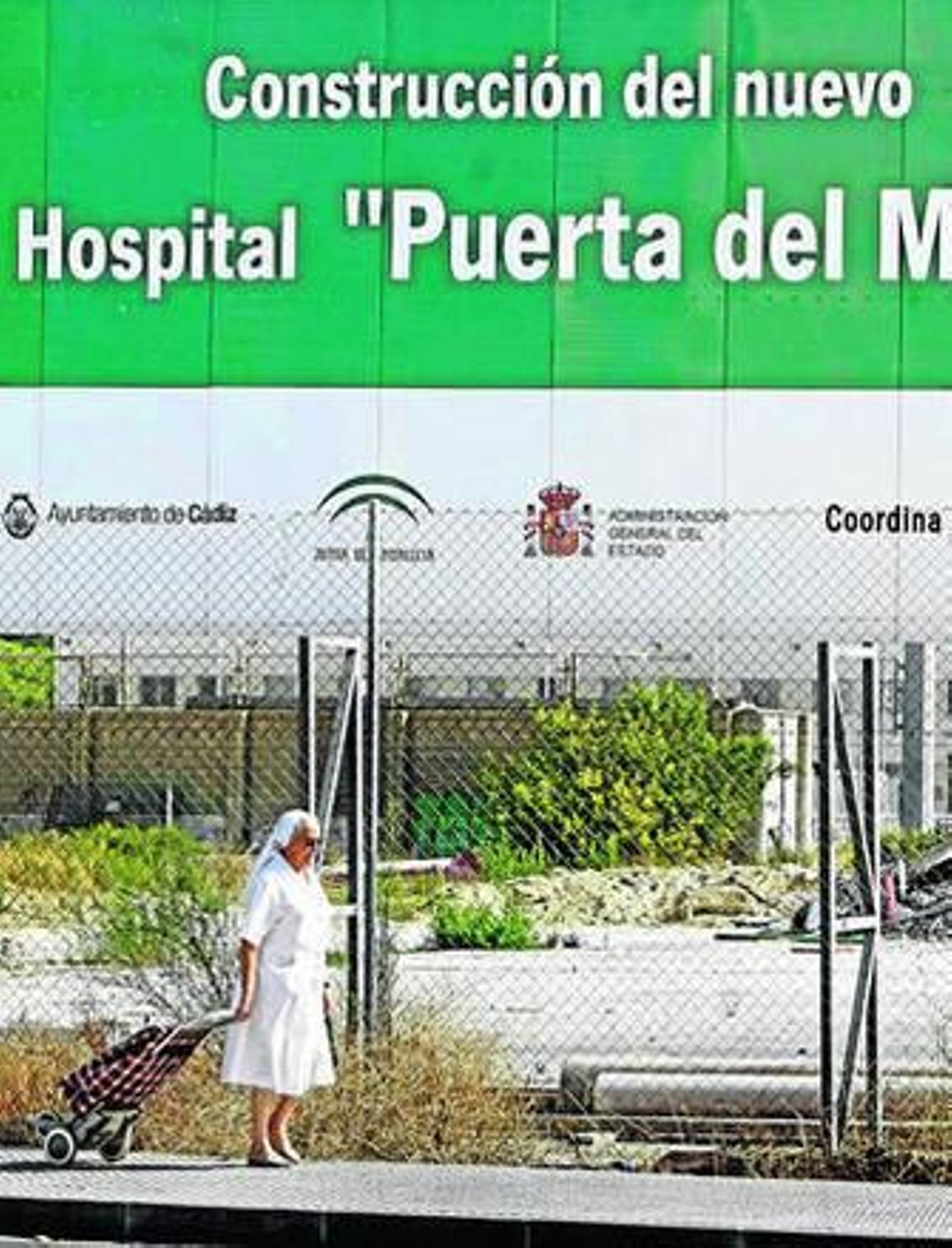 El cartel del nuevo hospital, el único avance visible en el solar de Puntales.