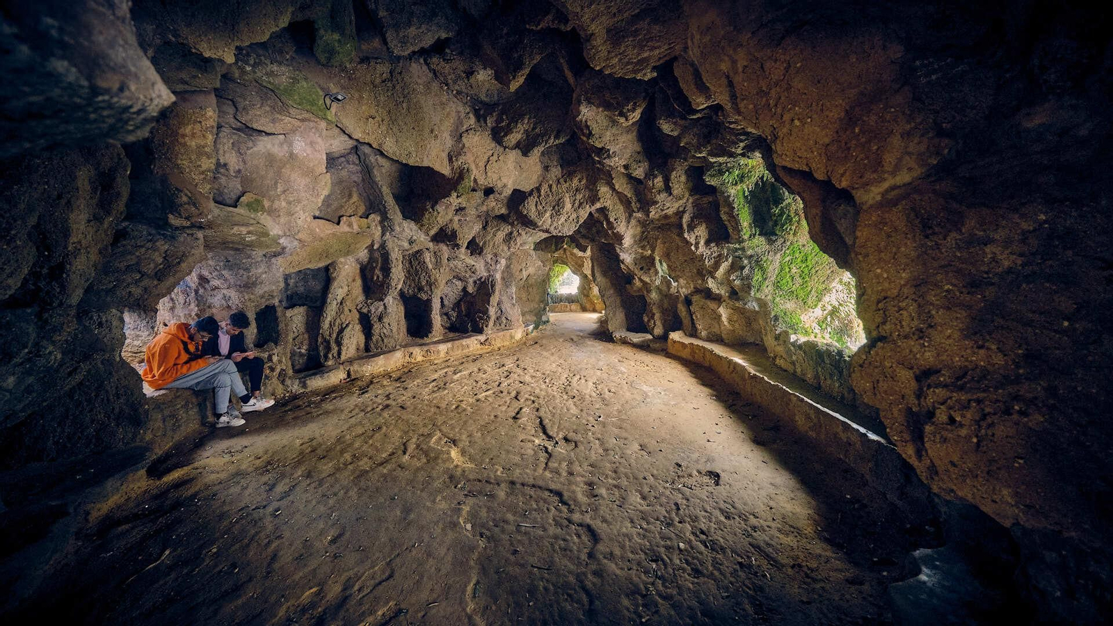El suelo del interior de la 'Cascada', lleno de baches y bollos.