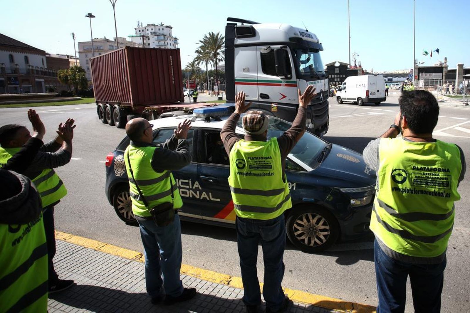 Miembros de un piquete informativo frente al puerto de Cádiz, esta misma tarde.