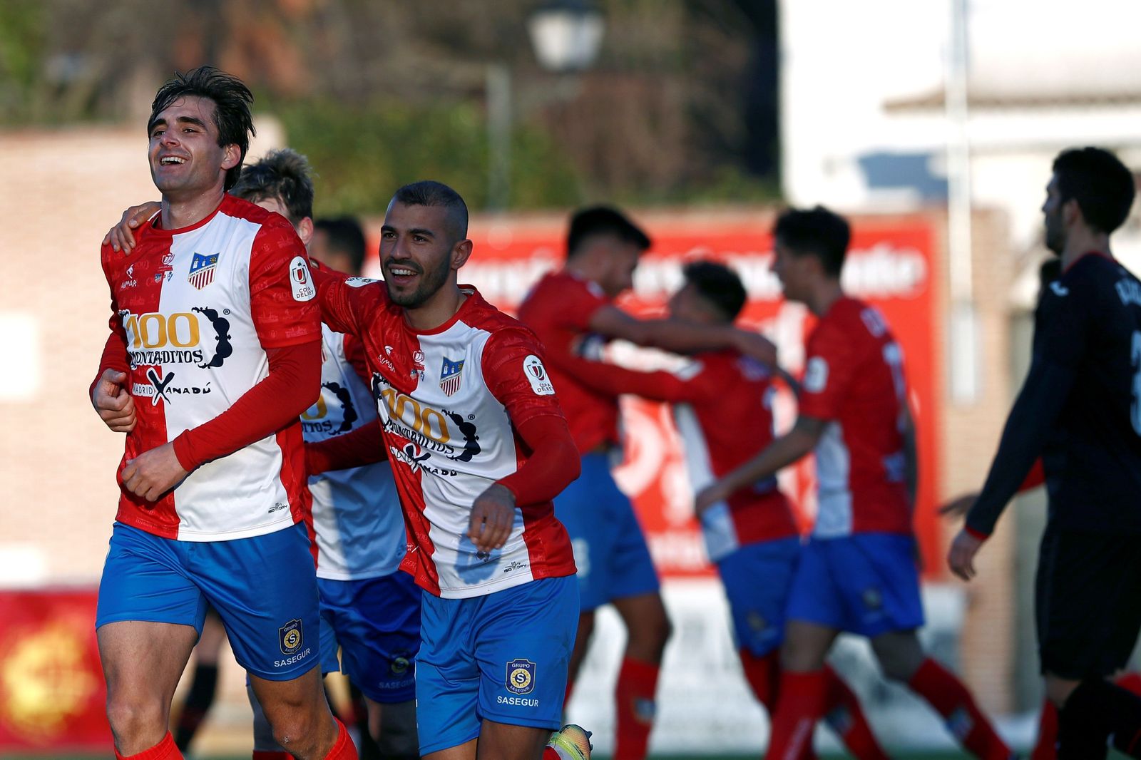 Los jugadores del Navalcarnero celebran su pase a octavos de Copa.