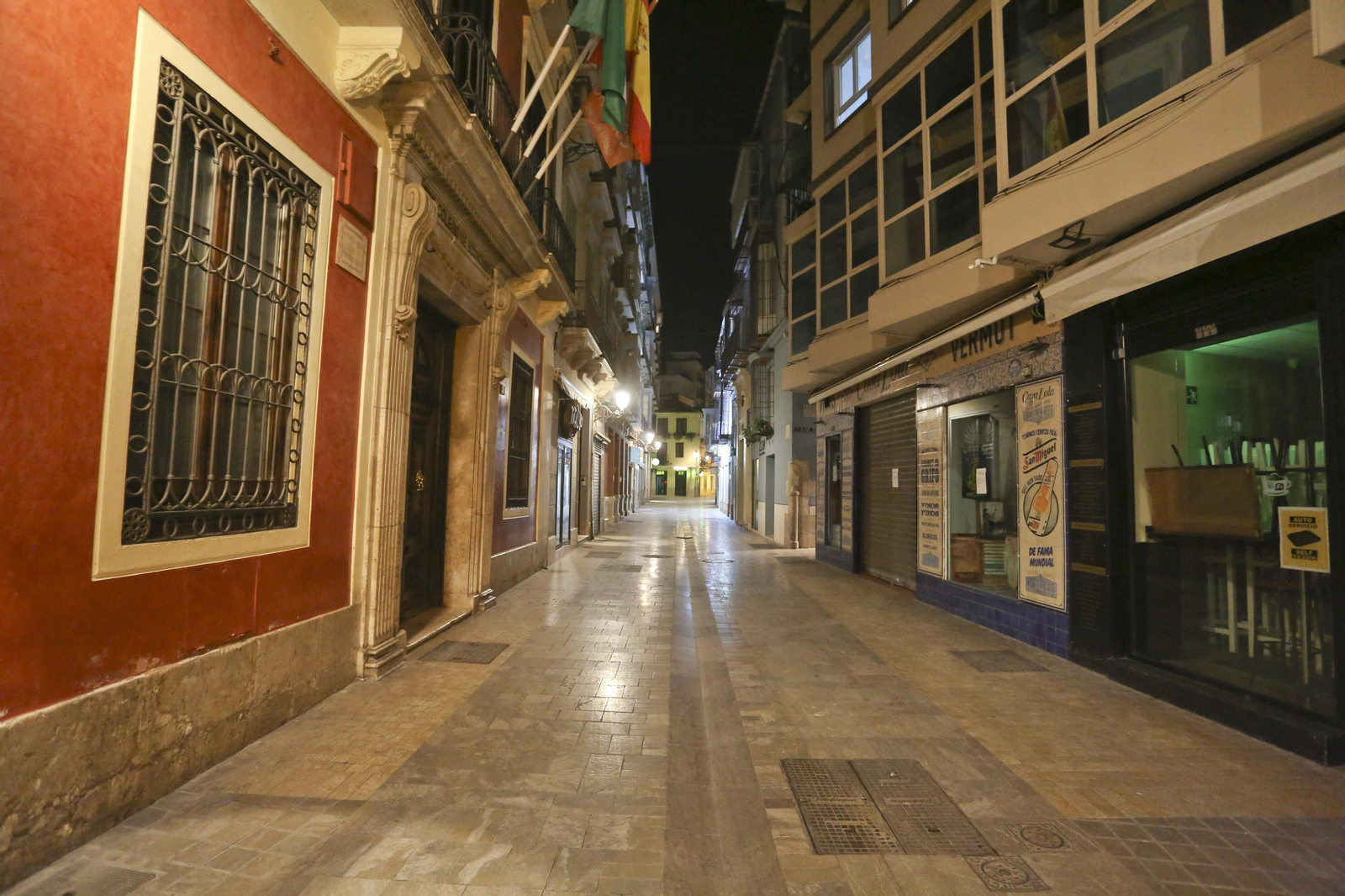 El coronavirus dibuja una noche desierta en el centro de Málaga, en fotos