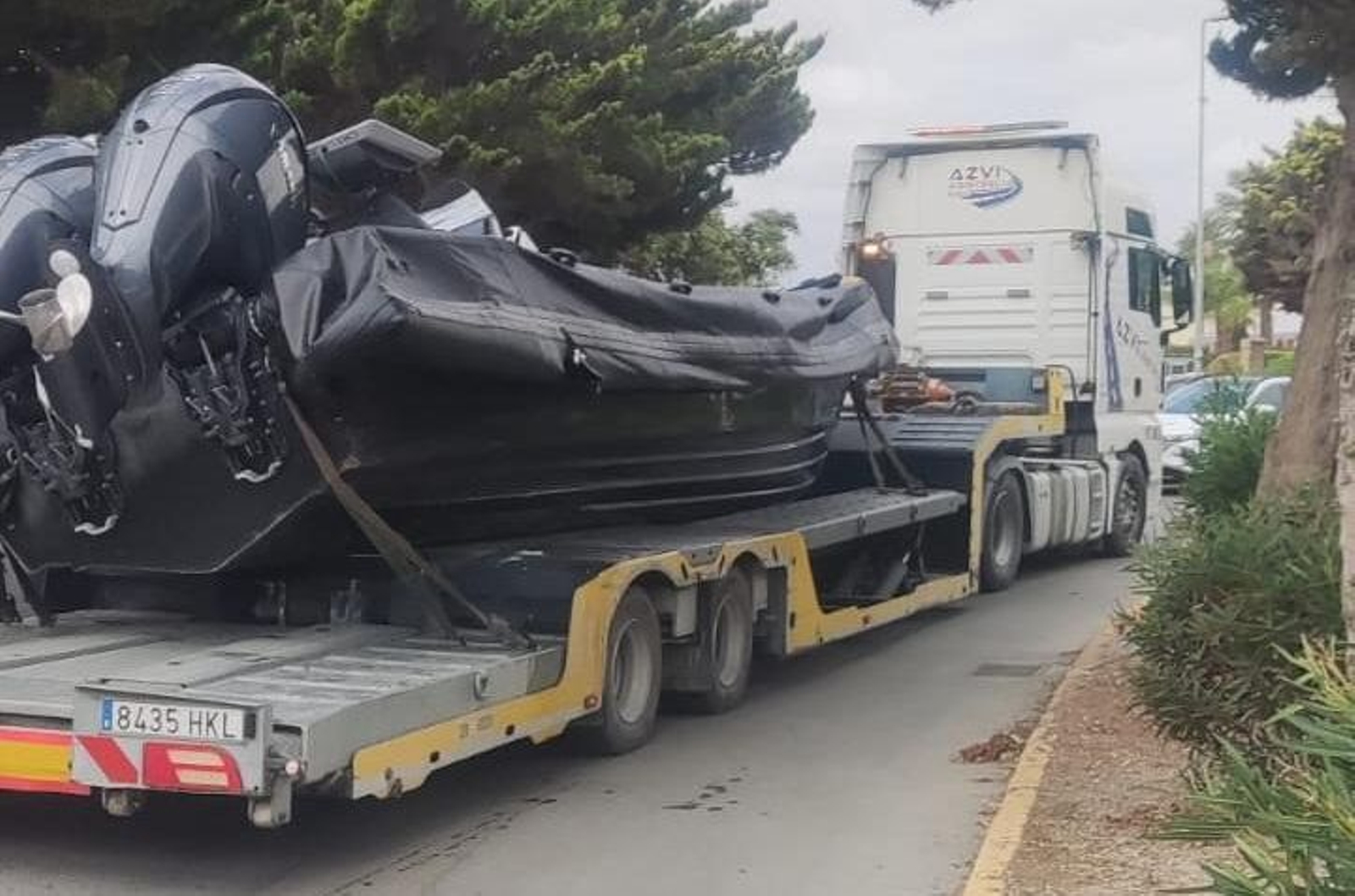 Un camión procedió a la retirada de la embarcación rápida