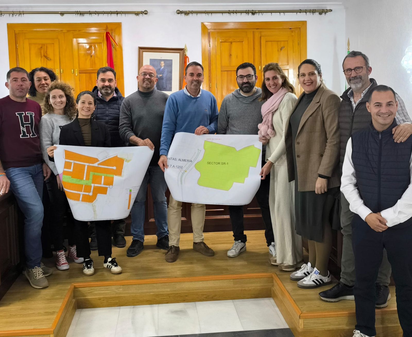 Equipo de gobierno muestra un plano del polígono industrial tras su aprobación en pleno.