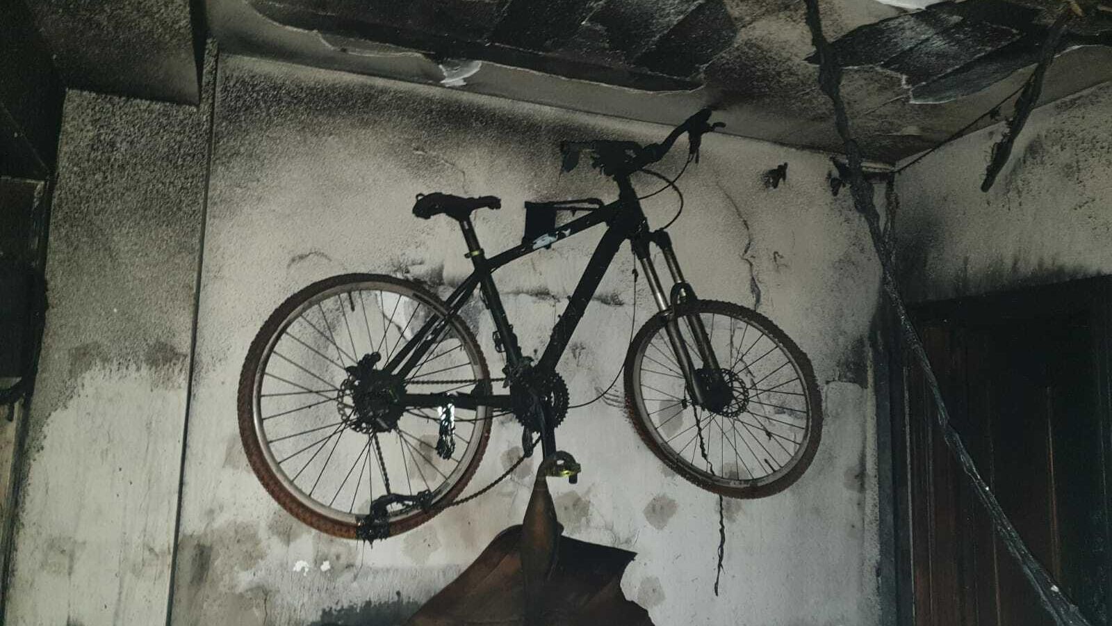Una bicicleta calcinada tras el fuego.