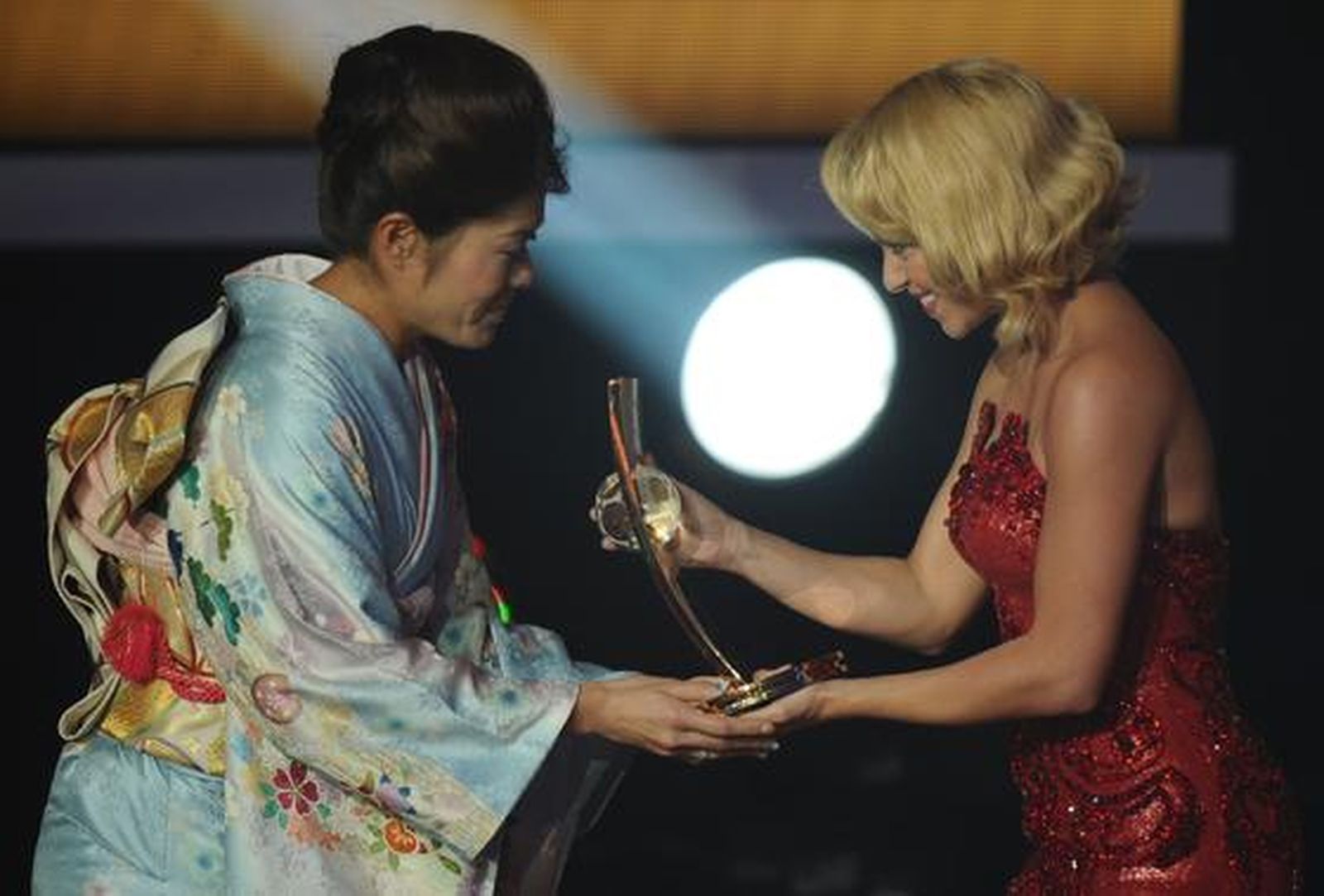 La japonesa Homare Sawa recibe el premio de la mejor jugadora de la temporada pasada. / AFP