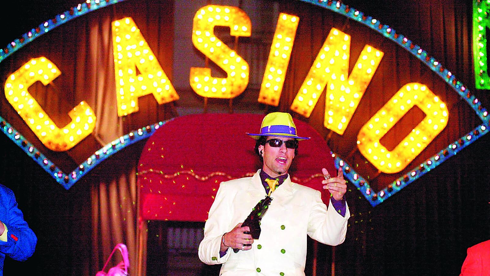 Ismael Beiro disfrazado de mafioso durante su pregón del Carnaval de Cádiz 2001.