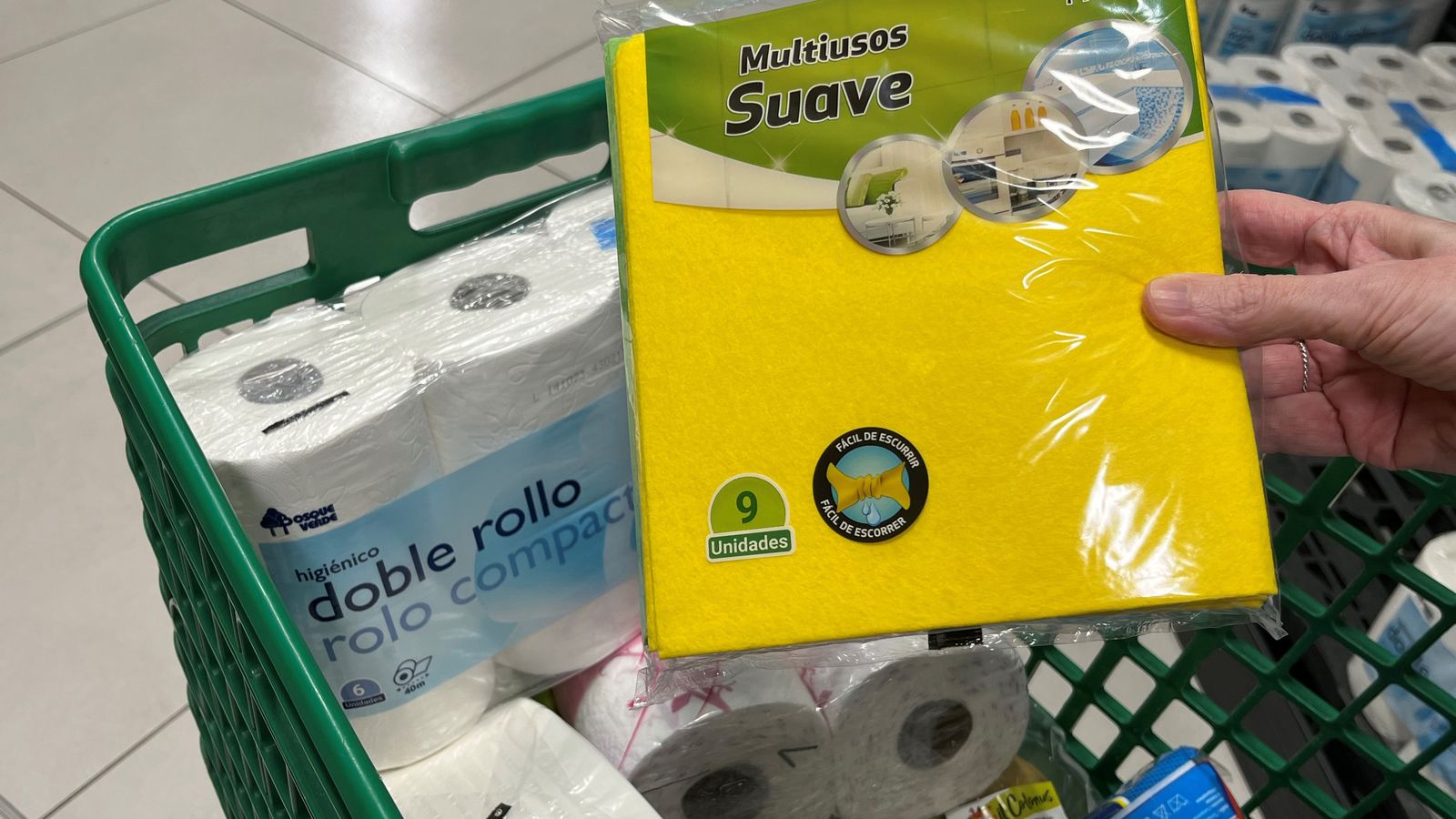 Bayeta multiusos en el carro de una clienta