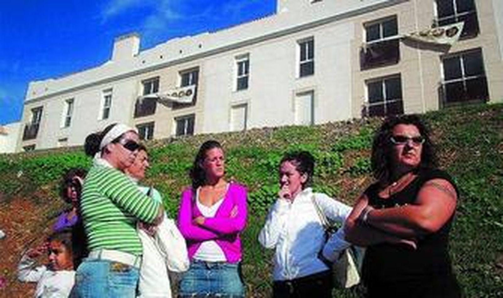 Un grupo de afectados, delante de los pisos de protección oficial.