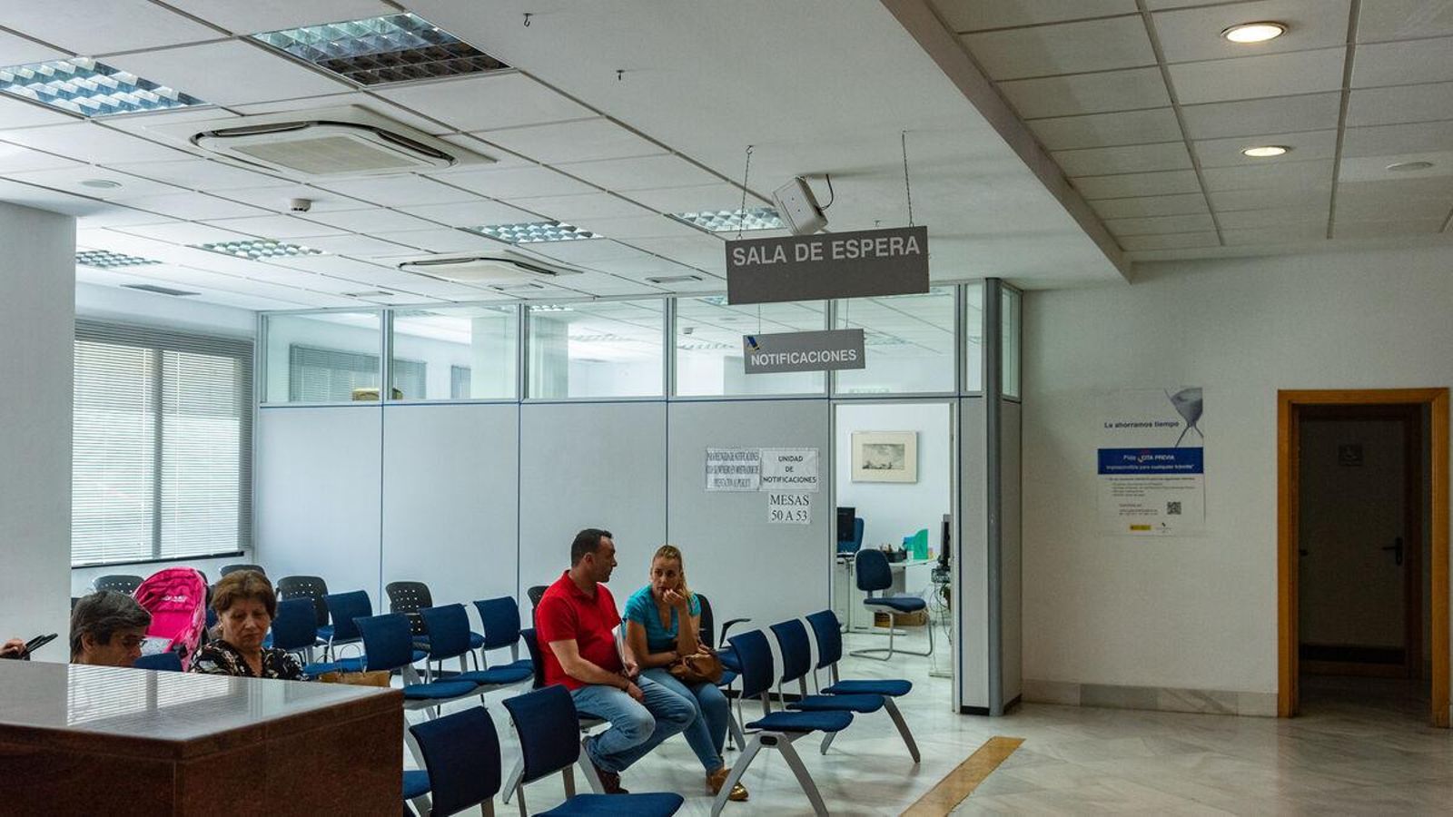 Imagen de la sala de espera de la Agencia Tributaria en Huelva.