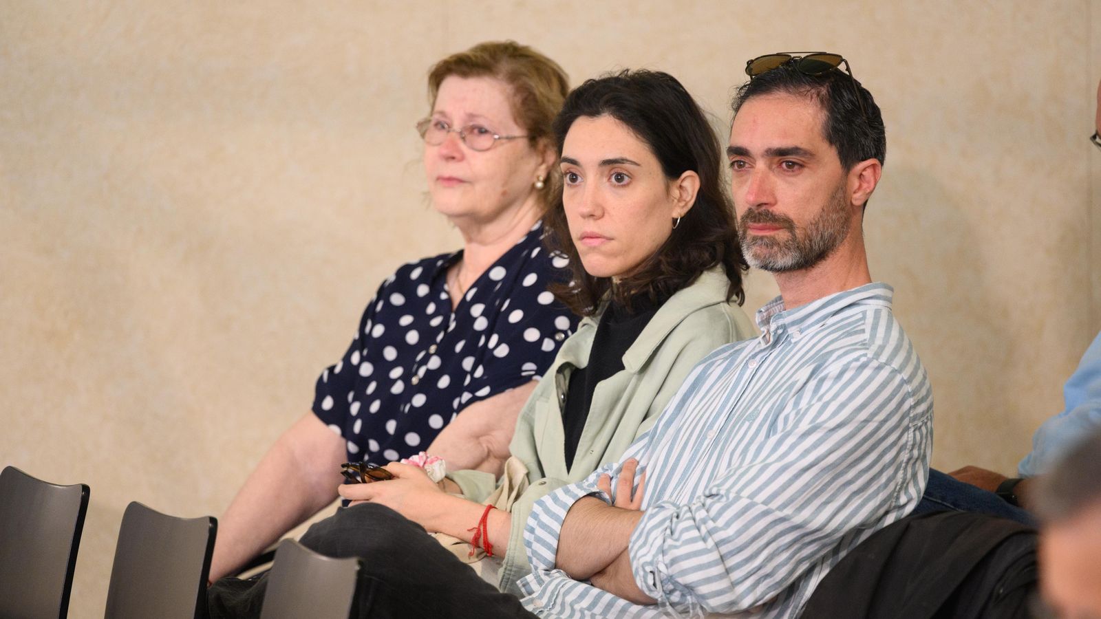 La mujer de Ambrosio Sánchez ha estado en el Pleno, acompañada de su hijo, Tito, y su nuera, María